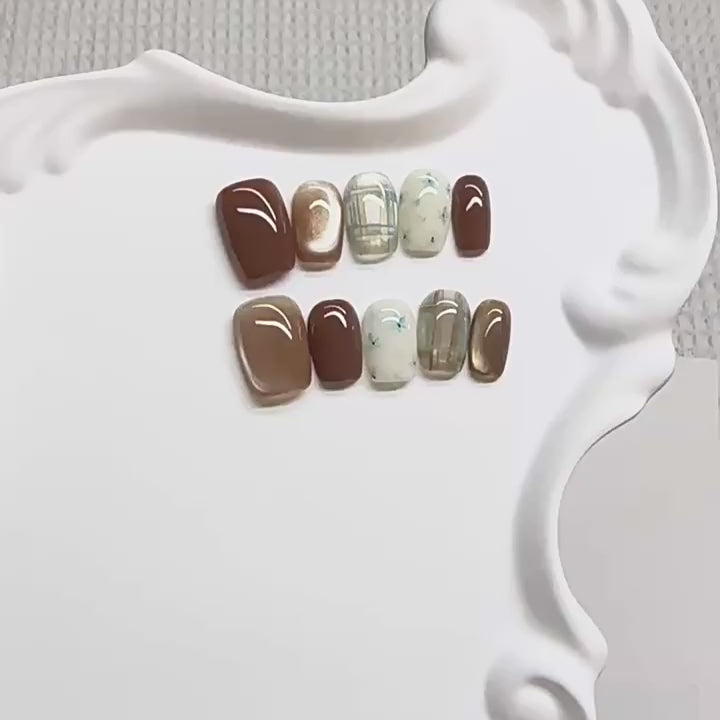 Vintage Plaid & Daisy - Handcrafted Caramel Cat-Eye & Floral Press-On Nails